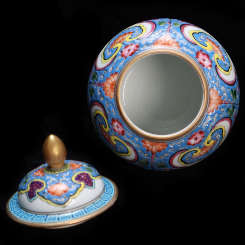 Qianlong Falangcai Gilt-Decorated Covered Jar with Floral and Antiquities Design | 清乾隆珐琅彩描金博古花卉圖蓋罐・珍藏