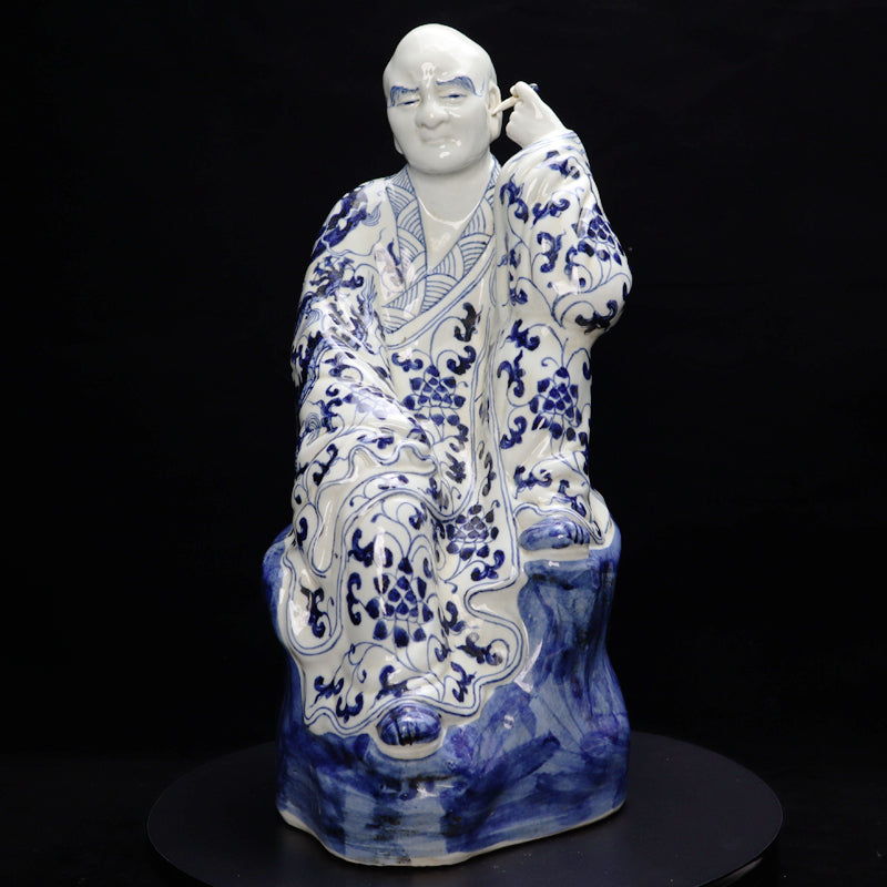 Ming Xuande Blue and Porcelain – Ear-picking Arhat Figurine | 大明宣德青花瓷 – 挖耳羅漢擺件・私藏