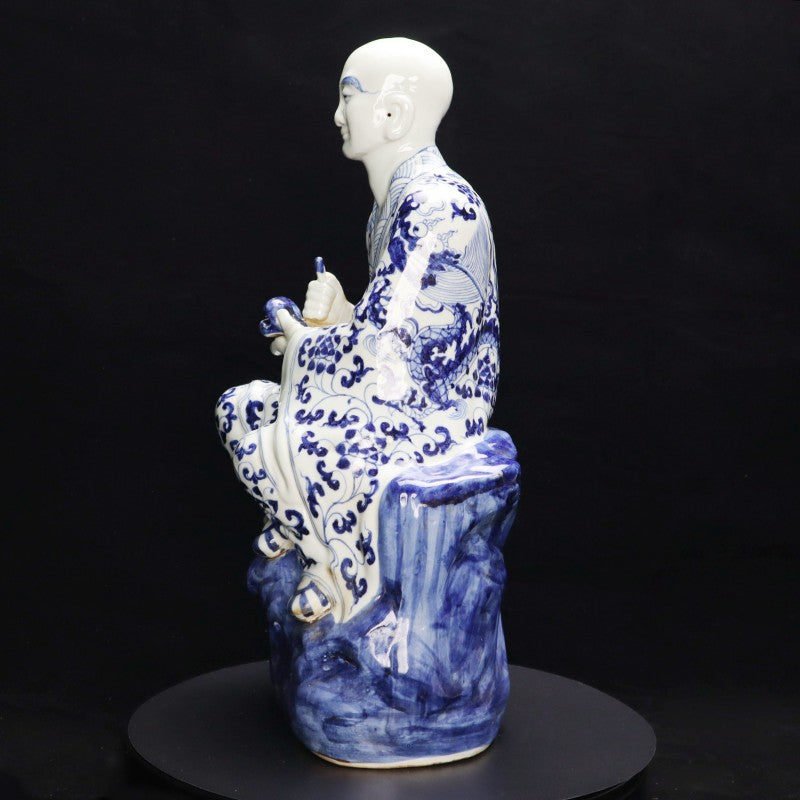 Ming Xuande Blue and Porcelain – Meditating Arhat Figurine | 大明宣德青花瓷 – 靜坐羅漢擺件・私藏