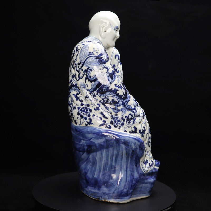Ming Xuande Blue and Porcelain – Ear-picking Arhat Figurine | 大明宣德青花瓷 – 挖耳羅漢擺件・私藏