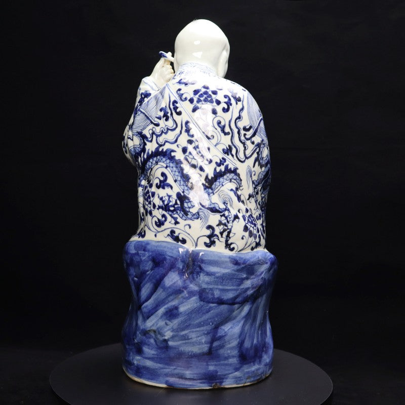 Ming Xuande Blue and Porcelain – Ear-picking Arhat Figurine | 大明宣德青花瓷 – 挖耳羅漢擺件・私藏