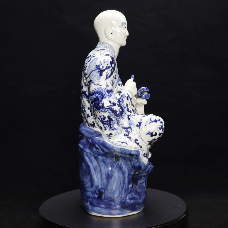 Ming Xuande Blue and Porcelain – Meditating Arhat Figurine | 大明宣德青花瓷 – 靜坐羅漢擺件・私藏