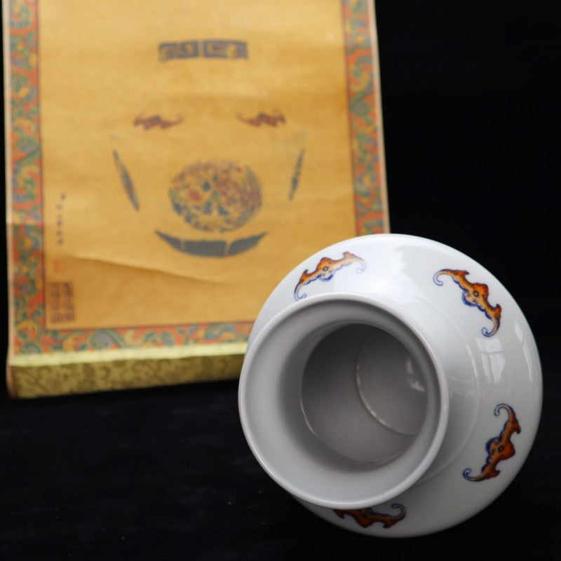 Qing Yongzheng Doucai Vase with Intertwined Floral Scroll and Medallion Motif | 清雍正鬥彩纏枝團花紋花瓶・珍藏