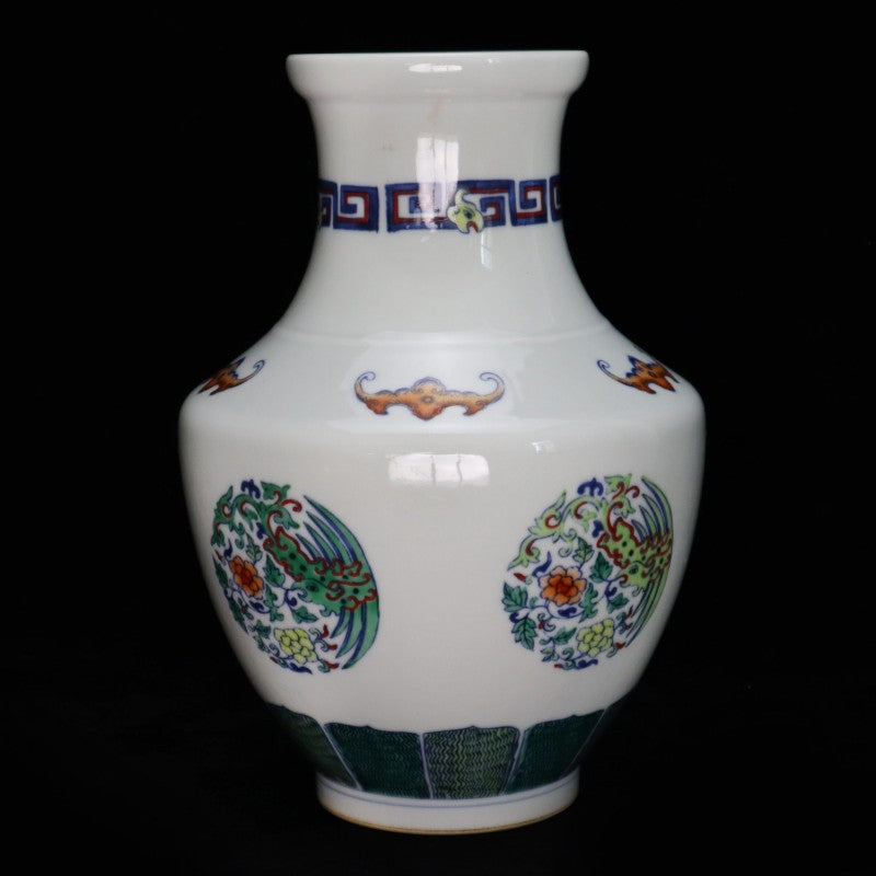 Qing Yongzheng Doucai Vase with Intertwined Floral Scroll and Medallion Motif | 清雍正鬥彩纏枝團花紋花瓶・珍藏
