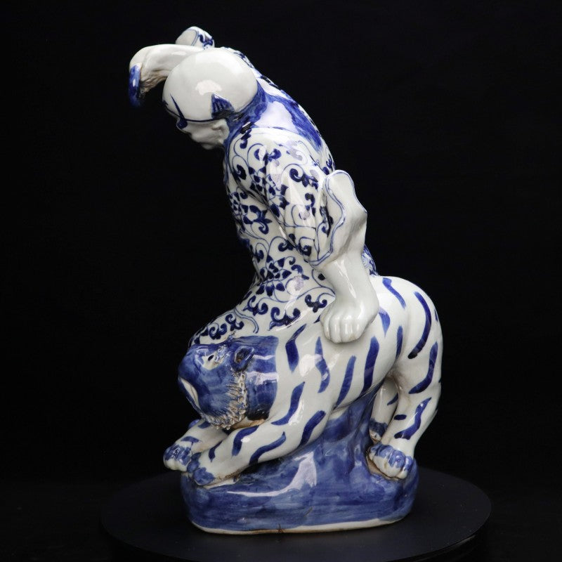 Ming Xuande Blue and Porcelain – Tiger-subduing Arhat Figurine | 大明宣德青花瓷 – 伏虎羅漢擺件・私藏
