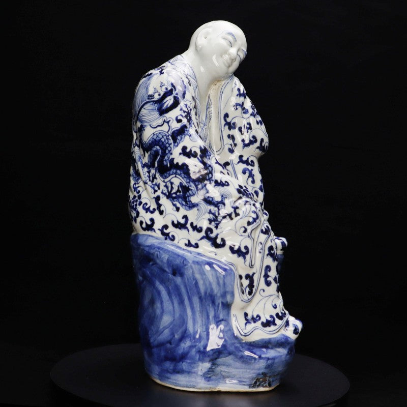 Ming Xuande Blue and Porcelain – Contemplative Arhat Figurine | 大明宣德青花瓷 – 沉思羅漢擺件・私藏