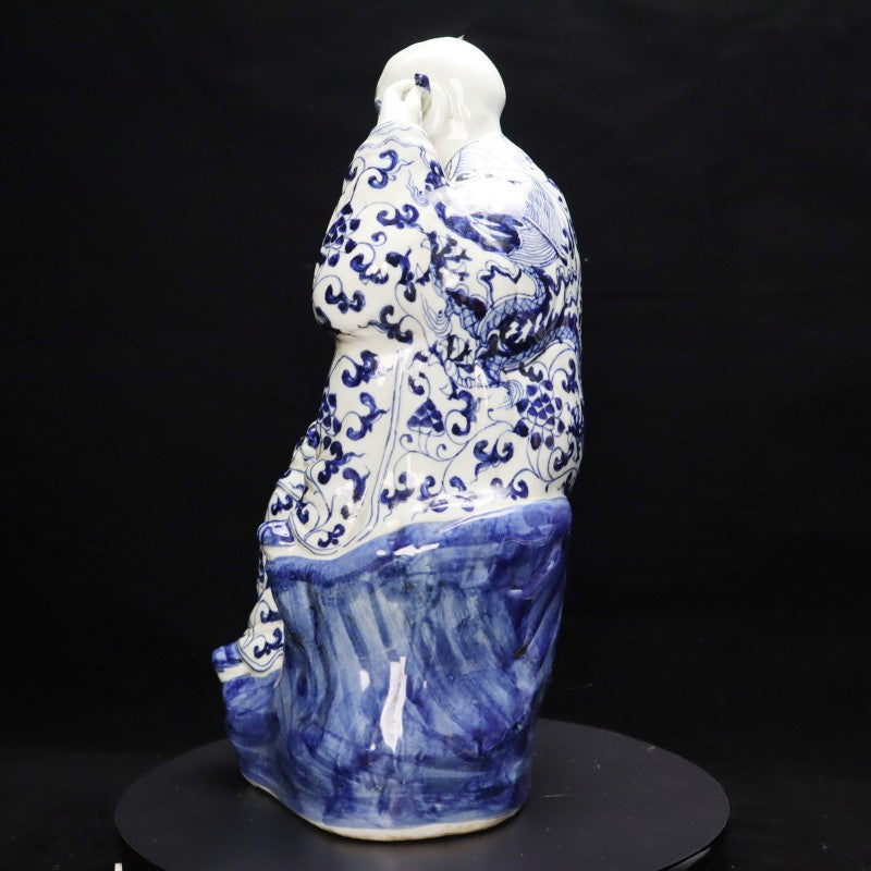 Ming Xuande Blue and Porcelain – Ear-picking Arhat Figurine | 大明宣德青花瓷 – 挖耳羅漢擺件・私藏