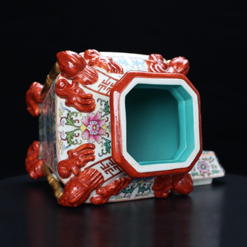 Qing Yongzheng Famille-Rose Gilt Covered Jar with Exotic Lotus Motif  | 清雍正粉彩鎏金番蓮紋蓋罐・珍藏