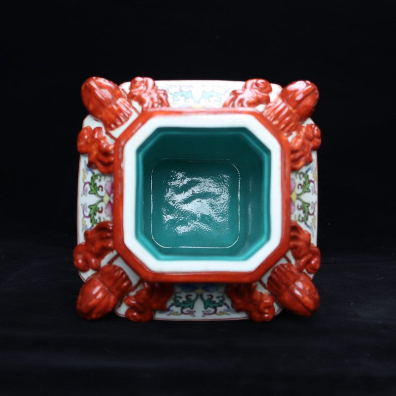 Qing Yongzheng Famille-Rose Gilt Covered Jar with Exotic Lotus Motif  | 清雍正粉彩鎏金番蓮紋蓋罐・珍藏