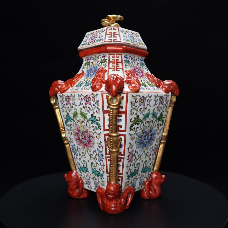 Qing Yongzheng Famille-Rose Gilt Covered Jar with Exotic Lotus Motif  | 清雍正粉彩鎏金番蓮紋蓋罐・珍藏