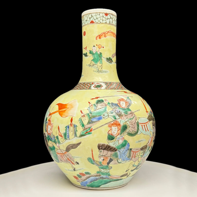 Qing Dynasty Kangxi Famille-Rose Tianqiuping with Figures|清康熙粉彩人物天球瓶・珍藏