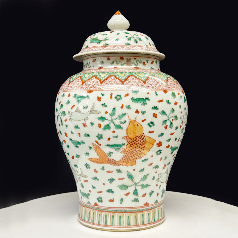 Qing Dynasty Kangxi Wucai Covered Jar with Fish and Waterweed Motif|清康熙五彩魚藻紋蓋罐・珍藏