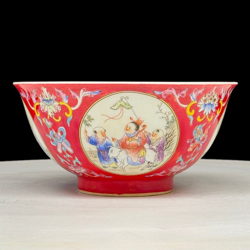 Qing Dynasty Kangxi Enameled Bowl with Reserved Figural Scenes|清康熙琺瑯彩人物開光碗・珍藏