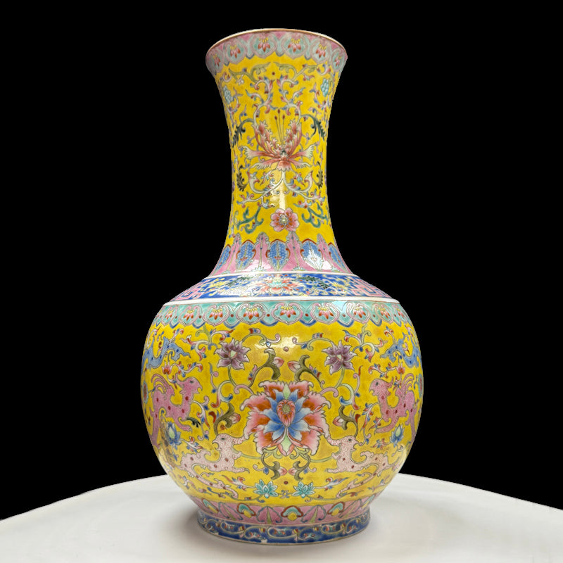 Imperial Qianlong Famille-Rose Tianqiuping with Intertwined Floral Scrolls|清乾隆御製琺瑯彩纏枝花卉紋天球瓶・珍藏