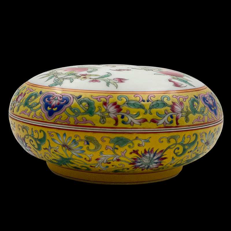 Yongzheng Period Famille-Rose Peach-Form Box|清雍正粉彩壽桃形蓋盒・珍藏
