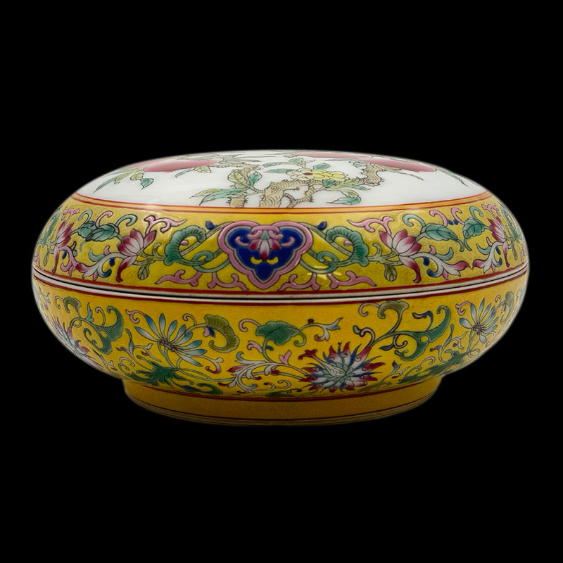 Yongzheng Period Famille-Rose Peach-Form Box|清雍正粉彩壽桃形蓋盒・珍藏