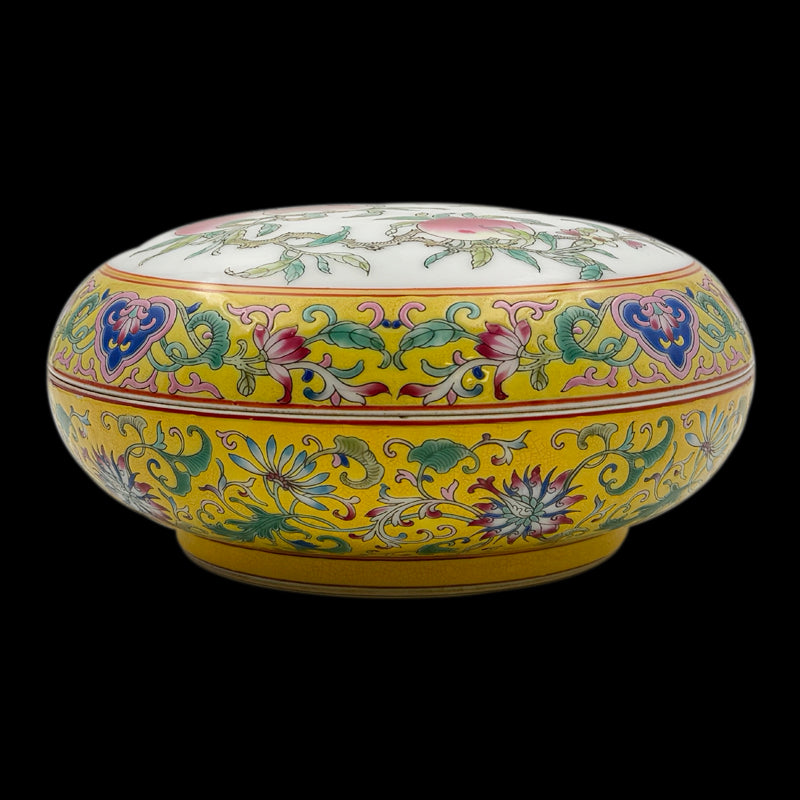 Yongzheng Period Famille-Rose Peach-Form Box|清雍正粉彩壽桃形蓋盒・珍藏