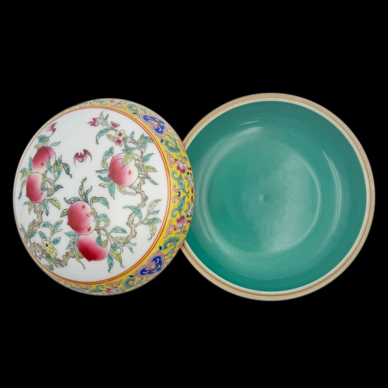 Yongzheng Period Famille-Rose Peach-Form Box|清雍正粉彩壽桃形蓋盒・珍藏