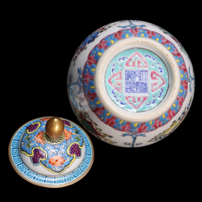 Qianlong Falangcai Gilt-Decorated Covered Jar with Floral and Antiquities Design | 清乾隆珐琅彩描金博古花卉圖蓋罐・珍藏