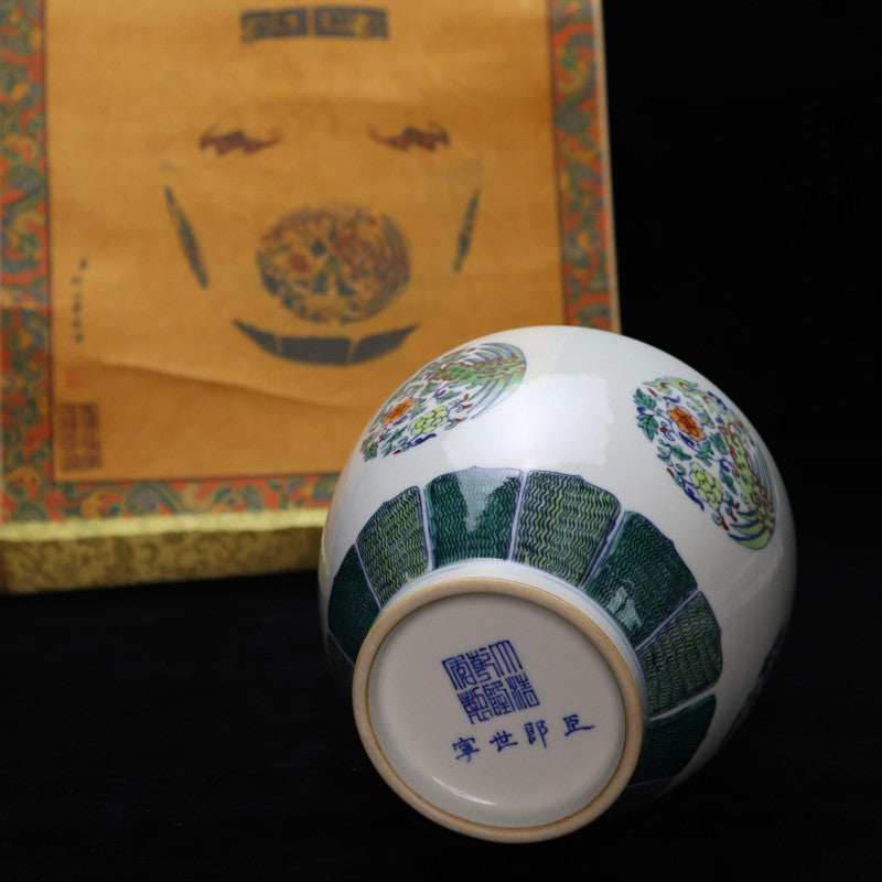 Qing Yongzheng Doucai Vase with Intertwined Floral Scroll and Medallion Motif | 清雍正鬥彩纏枝團花紋花瓶・珍藏