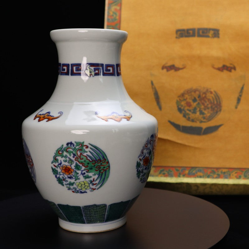 Qing Yongzheng Doucai Vase with Intertwined Floral Scroll and Medallion Motif | 清雍正鬥彩纏枝團花紋花瓶・珍藏