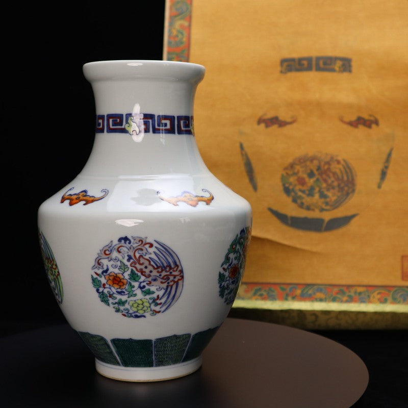 Qing Yongzheng Doucai Vase with Intertwined Floral Scroll and Medallion Motif | 清雍正鬥彩纏枝團花紋花瓶・珍藏