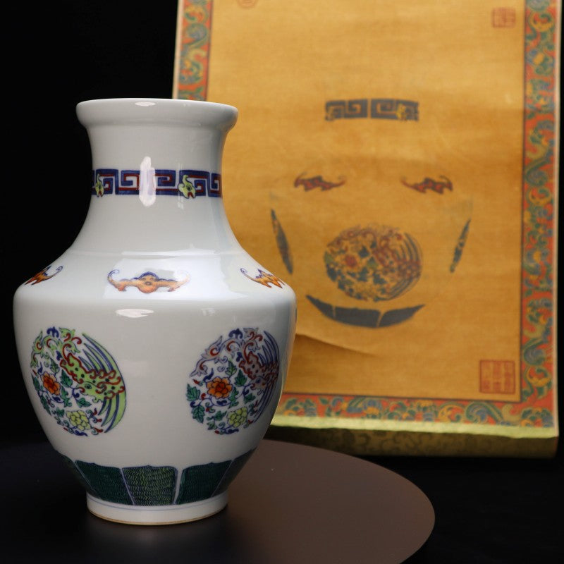 Qing Yongzheng Doucai Vase with Intertwined Floral Scroll and Medallion Motif | 清雍正鬥彩纏枝團花紋花瓶・珍藏