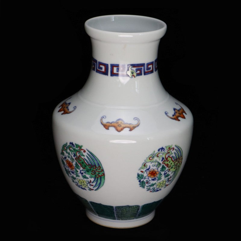 Qing Yongzheng Doucai Vase with Intertwined Floral Scroll and Medallion Motif | 清雍正鬥彩纏枝團花紋花瓶・珍藏
