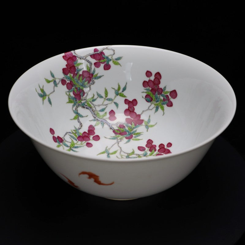 Qing Dynasty Qianlong Famille Rose Plate Featuring Lychee Motif | 大清乾隆粉彩荔枝紋飾瓷盤・珍藏