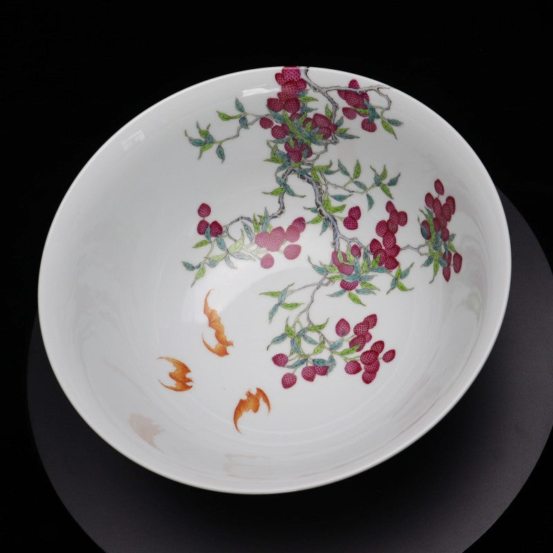 Qing Dynasty Qianlong Famille Rose Plate Featuring Lychee Motif | 大清乾隆粉彩荔枝紋飾瓷盤・珍藏
